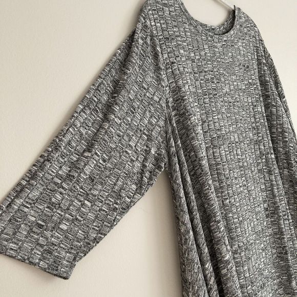 Lane Bryant Womens Plus Size 22/24 Gray Tunic Sweater Asymmetric Hem 3/4 Sleeve - Picture 2 of 9